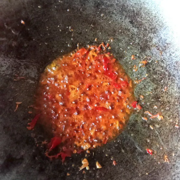 Masukkan bawang merah dan bumbu halus dalam minyak panas, tambahkan kaldu bubuk dan garam secukupnya