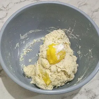 Masukan garam dan margarin.