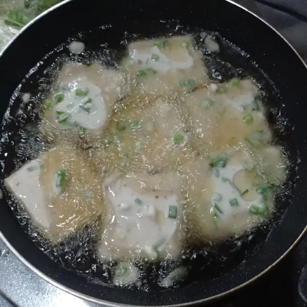 Goreng pada minyak panas hingga kering keemasan, angkat dan tiriskan.