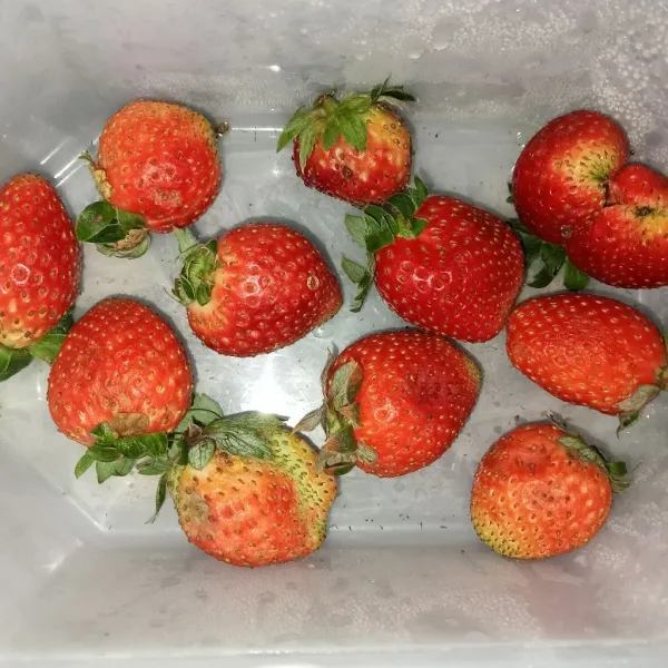 Siapkan strawberry, cuci bersih.