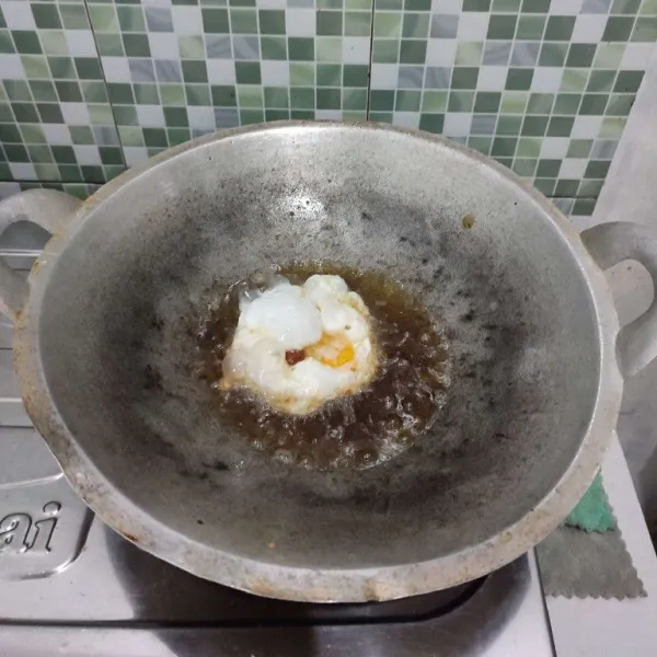 Buat telur ceplok kemudian angkat dan tiriskan minyaknya.