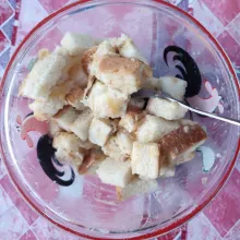 Masukkan potongan roti ke dalam campuran pisang. Aduk hingga tercampur rata.