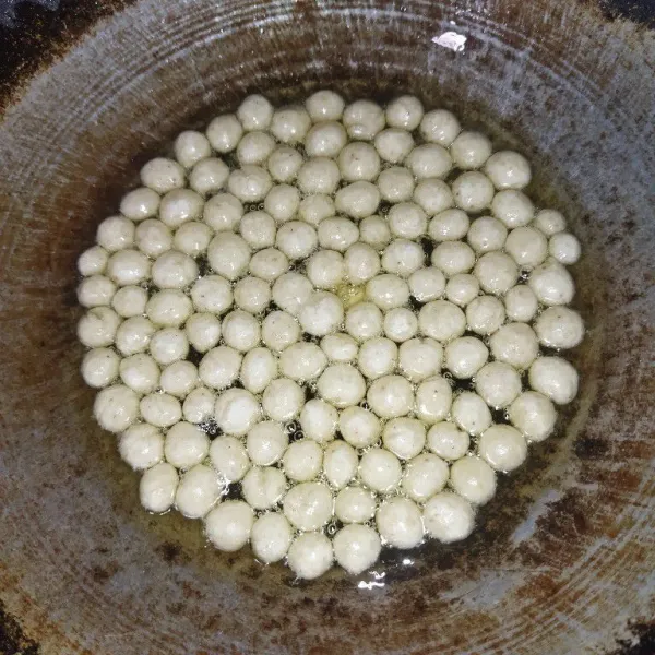 Goreng sambil sesekali diaduk-aduk, goreng pilus hingga matang dan garing, angkat, jika sudah dingin masukkan ke dalam wadah kedap udara.