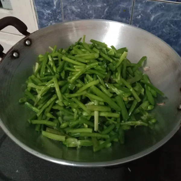 Lalu masukkan genjer yang sudah dicuci bersih. Aduk hingga layu.