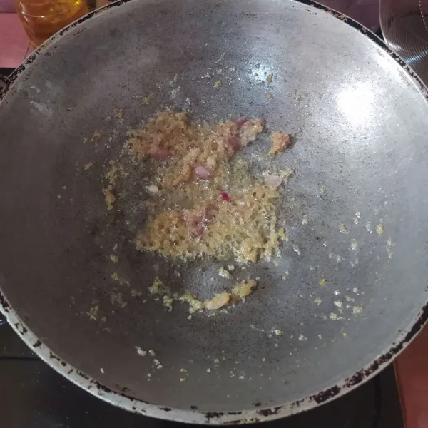 Haluskan bawang merah dan bawang putih kemudian tumis hingga harum.