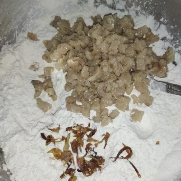 Siapkan sagu aren, tepung terigu, garam, kaldu bubuk, bawang putih bubuk, bawang goreng dan tetelan, aduk rata.