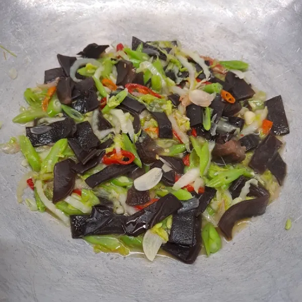 Masak sampai sayuran matang dan kuah sedikit menyusut, lalu angkat dan sajikan.