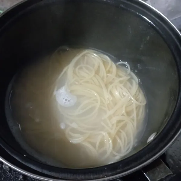 Rebus spaghetti hingga matang, tiriskan.