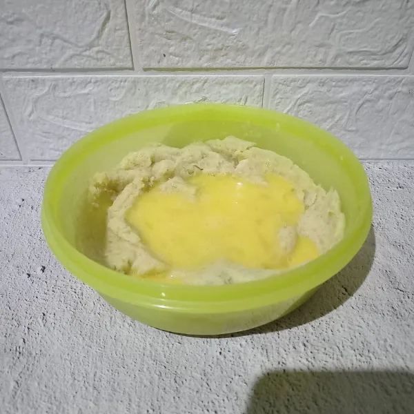 Masukkan tepung dan aduk lagi. Terakhir tuang telur kocok. Aduk lagi sampai rata.