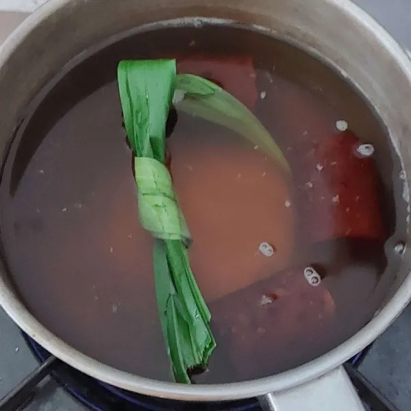 Rebus gula merah dan daun pandan dengan 600 ml air hingga gula larut, saring dan tunggu hingga suhu ruang, gunakan 550 ml saja