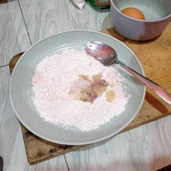 Campurkan secara merata bumbu halus ke dalam tepung terigu, lalu parut agar tepung halus.
