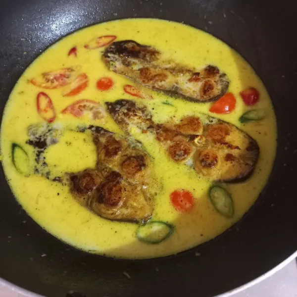 Masukkan ikan, masak hingga matang.