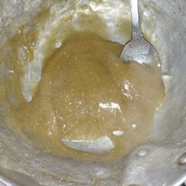 Tambahkan air, masak dengan api kecil, aduk-aduk hingga mengental dan meletup-letup.