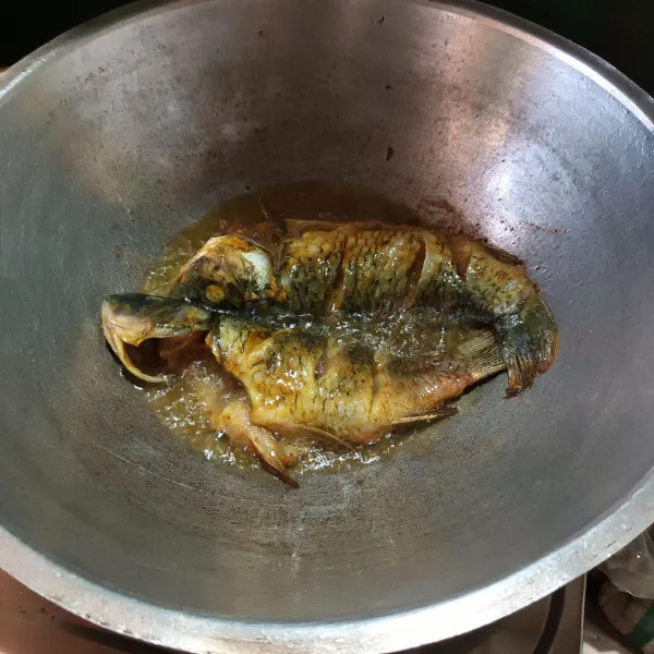 Panaskan minyak, lalu goreng ikan sampai matang berwarna emas kecokelatan.