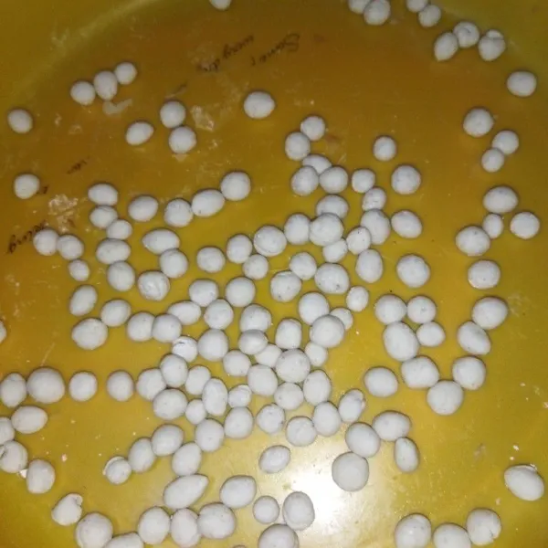 Ambil adonan secukupnya, kira-kira seujung jari, lalu bulatkan kecil-kecil.