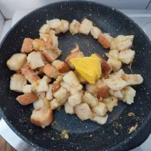 Panaskan teflon, masukkan roti tawar, aduk rata. Tambahkan margarin, aduk rata sampai margarin leleh.
