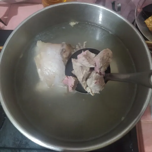 Rebus tulang sapi dan dagingnya, lalu buang busa-busa yang mengapung. Presto selama 30 menit, kemudian potong-potong dagingnya.