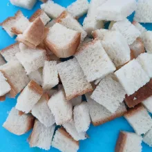 Potong dadu roti tawar.