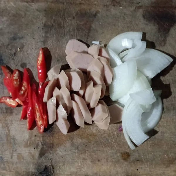 Iris bawang Bombay, sosis, dan cabe merah.