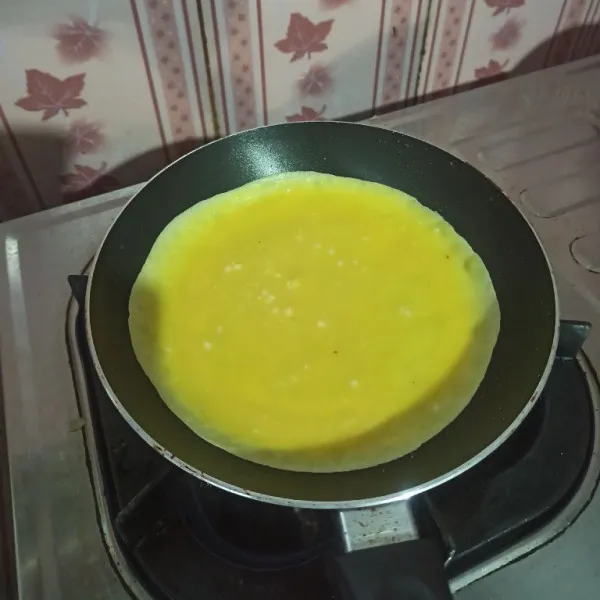 Panaskan teflon dan olesi dengan minyak goreng, kemudian tuang adonan telur dan ratakan hingga tipis. Masak hingga matang (punya saya jadi 2 lembar ukuran teflon 20 cm).