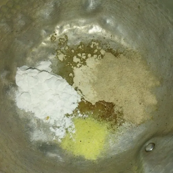 Siapkan panci, masukkan tepung sagu, kencur bubuk, bawang putih bubuk, kaldu bubuk dan garam.