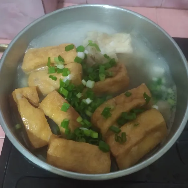Masukkan irisan daun bawang prei. Tes rasa.
Sajikan bakso dengan taburan bawang merah goreng dan pelengkapnya.