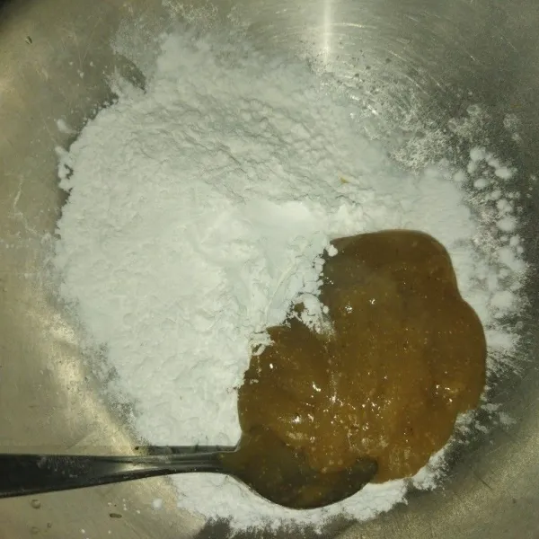 Selagi panas tuang adonan, campur dengan tepung sagu.