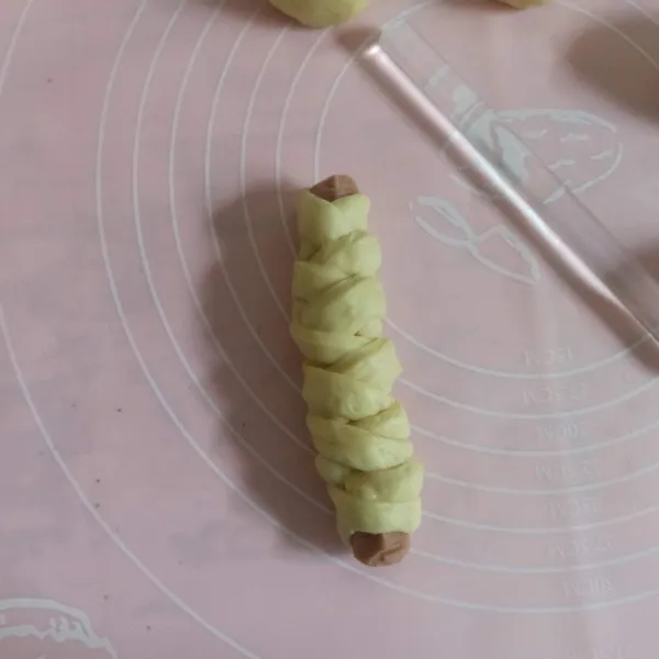 Selanjutnya lipat roti secara selang-seling.