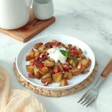 Tata dalam piring saji, tambahkan potongan strawberry, almond cincang dan yogurt. Sajikan.