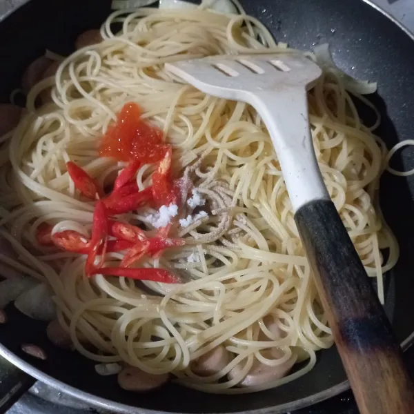 Masukan spaghetti, saus tomat, cabe merah, garam, lada dan kaldu bubuk.