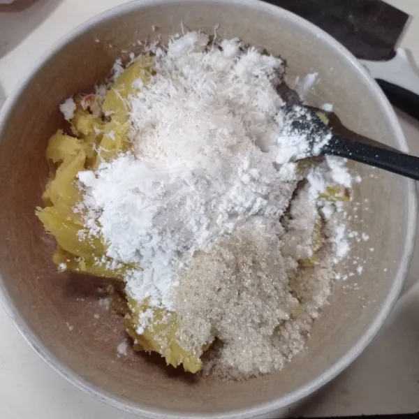 Tambahkan tepung tapioka, kelapa parut, gula dan garam.