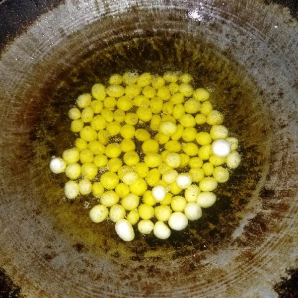 Lalu nyalakan api, dengan api kecil jika sudah agak panas (jangan terlalu panas), masukkan pilus yang sudah dibentuk.