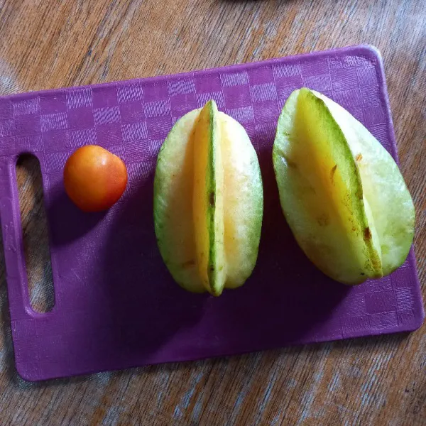 Siapkan buah belimbing dan tomat.