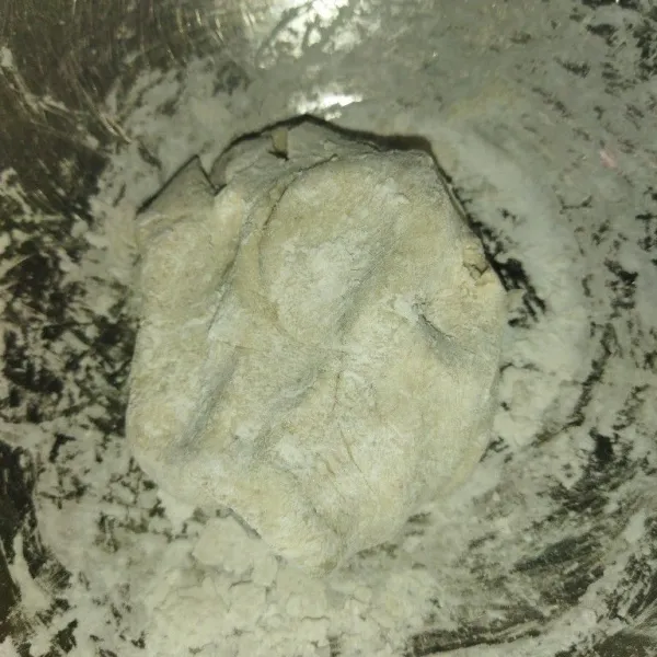 Aduk hingga tercampur rata, jangan terlalu diuleni, cukup dicampur saja hingga adonan bisa dibentuk, jika adonan terlalu keras bisa ditambahkan air hangat.