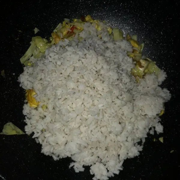 Masukkan nasi, aduk-aduk sampai tercampur rata dengan bahan lain.