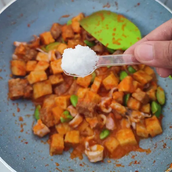 Kemudian bumbui dengan garam, gula, merica bubuk, dan kaldu jamur. Masak sampai bumbu meresap. Tambahkan irisan cabai merah besar, aduk rata masak hingga layu. Sajikan hangat.