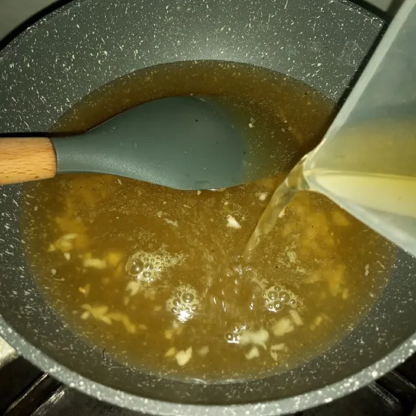 Tuang air kaldu masak sampai mendidih.
