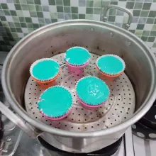 Panaskan kukusan terlebih dahulu, laku kukus kue bolu dengan api besar selama 15-20 menit. Alasi tutup kukusan dengan serbet.