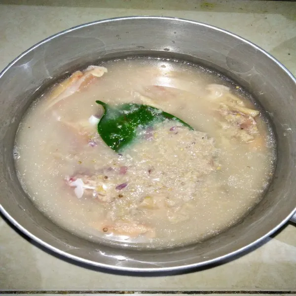 Tukang bumbu halus ke dalam panci yang berisi ayam, lalu rebus hingga menyusut dan koreksi rasa