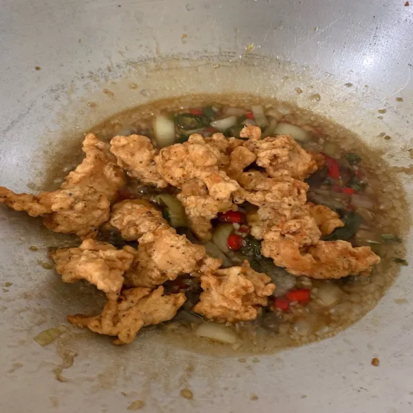 Tambahkan ayam yang sudah digoreng. Campur dengan saus hingga tercampur rata. Kkanpunggi siap disajikan.