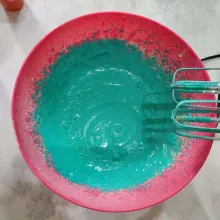 Lalu masukkan air soda biru dan perwarna biru, mixer kembali hingga tercampur rata.