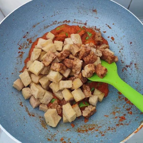 Masukkan tahu dan tempe, aduk rata.