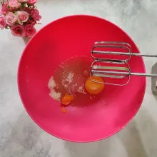 Kocok telur dengan gula dan SP hingga mengembang.
