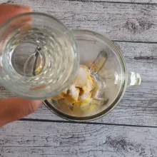 Tambahkan air ke dalam blender.