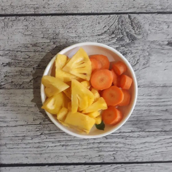 Siapkan buah nanas dan wortel.