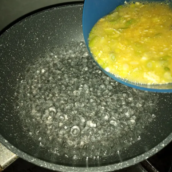 Disihkan air, tuang campuran tahu telur. Setelah terlihat mulai set, aduk perlahan sampai didapat tekstur bergumpal-gumpal.