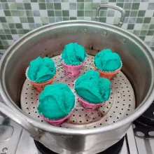 Kukus hingga mengembang, jangan buka tutup kukusan sebelum matang. Kemudian matikan api dan keluarkan dari kukusan.