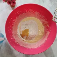 Setelah itu masukan tepung terigu, susu bubuk, garam dan susu kental manis, mixer sebentar hingga tercampur rata.