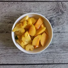 Siapkan buah nanas dan mangga.