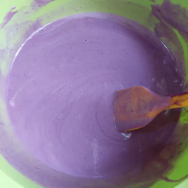 Campur adonan ungu dengan sisa santan dan tepung, lalu aduk rata hingga larut.